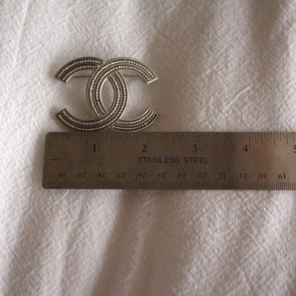 *NEW* CHANEL BROOCH - Picture 6 of 7